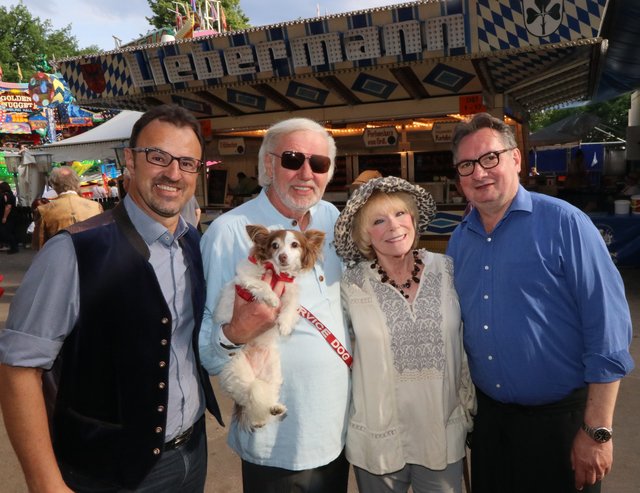 Tucher Gastronomiedirektor Jörg Träger (l.) und Berg-Wirt Fritz Striegel (r.) begrüßen Hollywood-Schauspielerin Elke Sommer und Ehemann Wolf Walther mit Hündchen Smiley. | Foto: © John R. Braun
