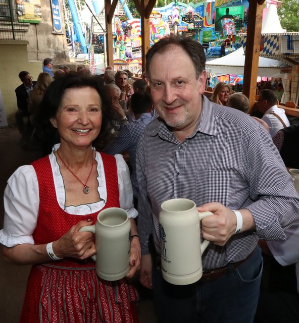 Schlossgartenfest-Organisatorin Ursula Ertl mit Bayern Plus-Chef Norbert Küber, stellvertr. BR-Studioleiter. | Foto: © John R. Braun