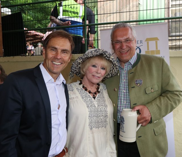 Funkhaus-Geschäftsführer Alexander Koller (l.) mit Elke Sommer und Minister Joachim Herrmann. | Foto: © John R. Braun