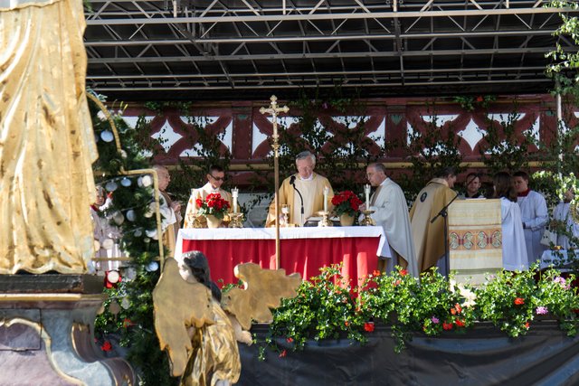 Die Fronleichnamsprozession in Forchheim startet auf dem Rathausplatz.