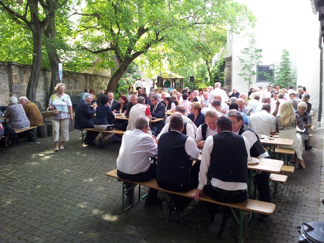 Das Pfarrfest der Gemeinde St. Martin schließt sich an die Prozession an.