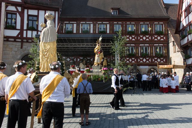 Die Fronleichnamsprozession in Forchheim startet auf dem Rathausplatz.