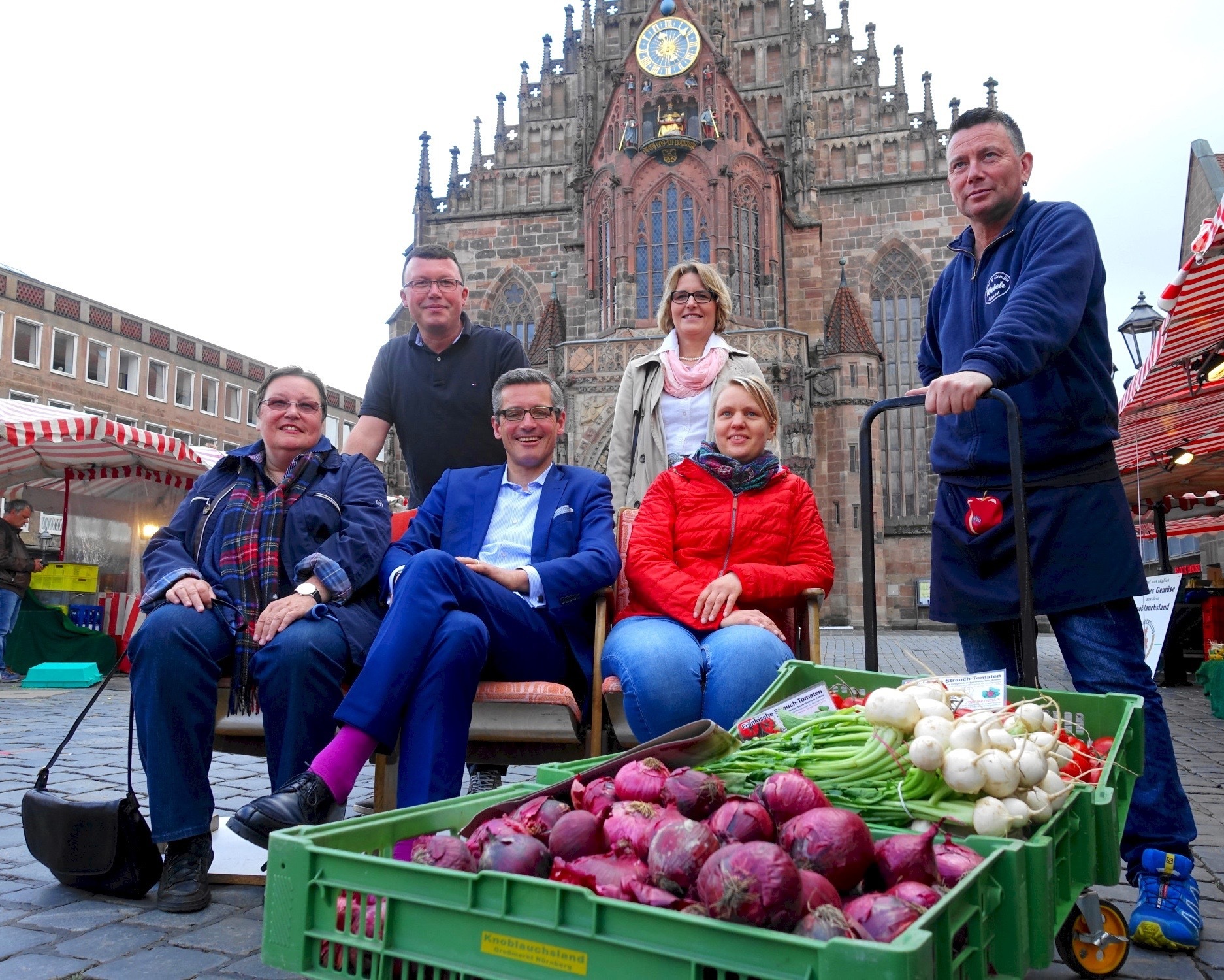 Christine Beeck, Leiterin Marktamt, Syle Bezhani, Sprecher der Markthändler, Dr. Michael Fraas, Wirtschaftsreferent Nürnberg, Cornelia Schiffel, Geschäftsführerin ION, Andrea Kresser, Jürgen Weich beide Sprecher der Markthändler.