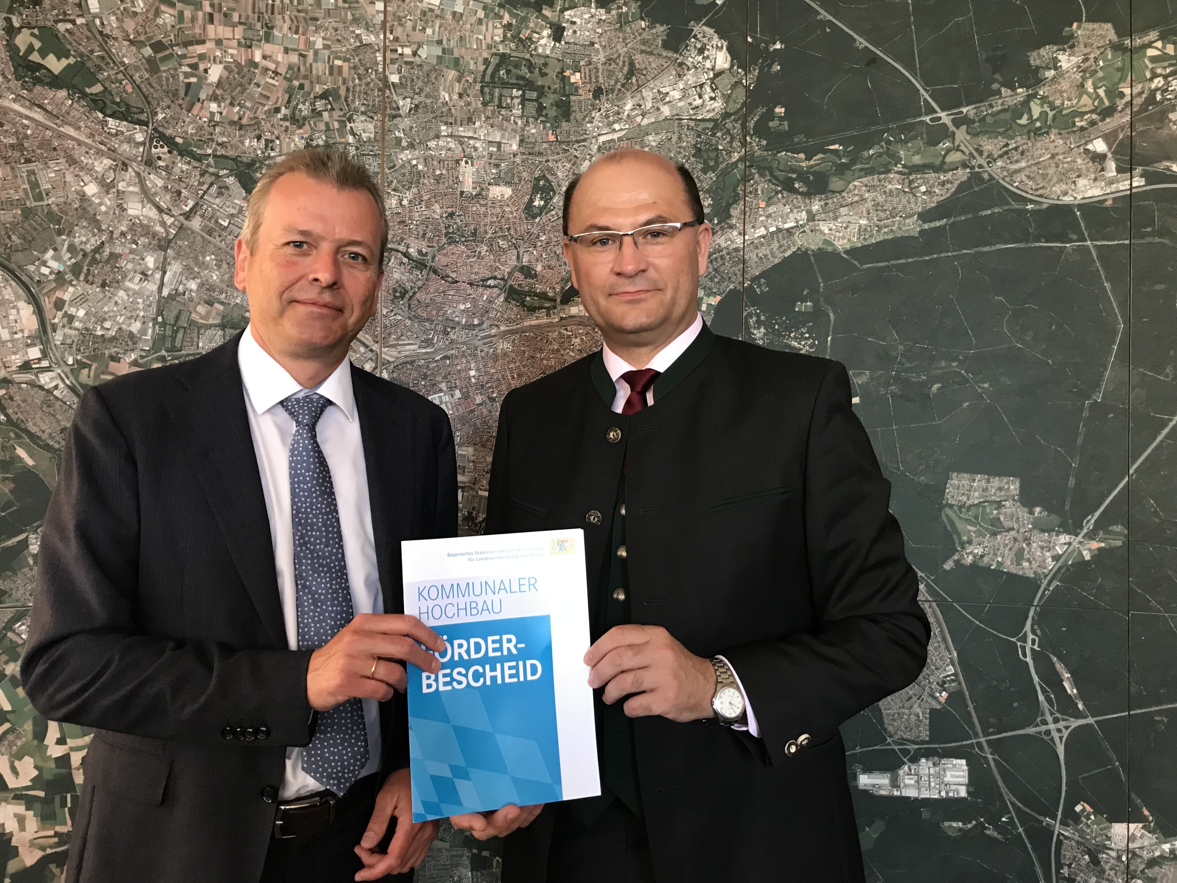 Oberbürgermeister Dr. Ulrich Maly (l.) und Staatsminister Albert Füracker bei der Übergabe des Förderbescheids.