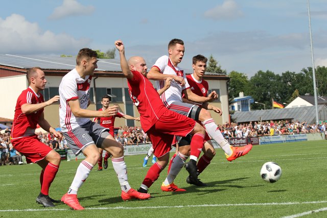 Derby pur (v.l.n.r.): Daniel Eich (ASV Vach), Yannick Scholz (TSV Buch), Nico Haas (ASV), Stefan Fleischmann (TSV) und Julian Konrad (ASV). | Foto: fussballn.de