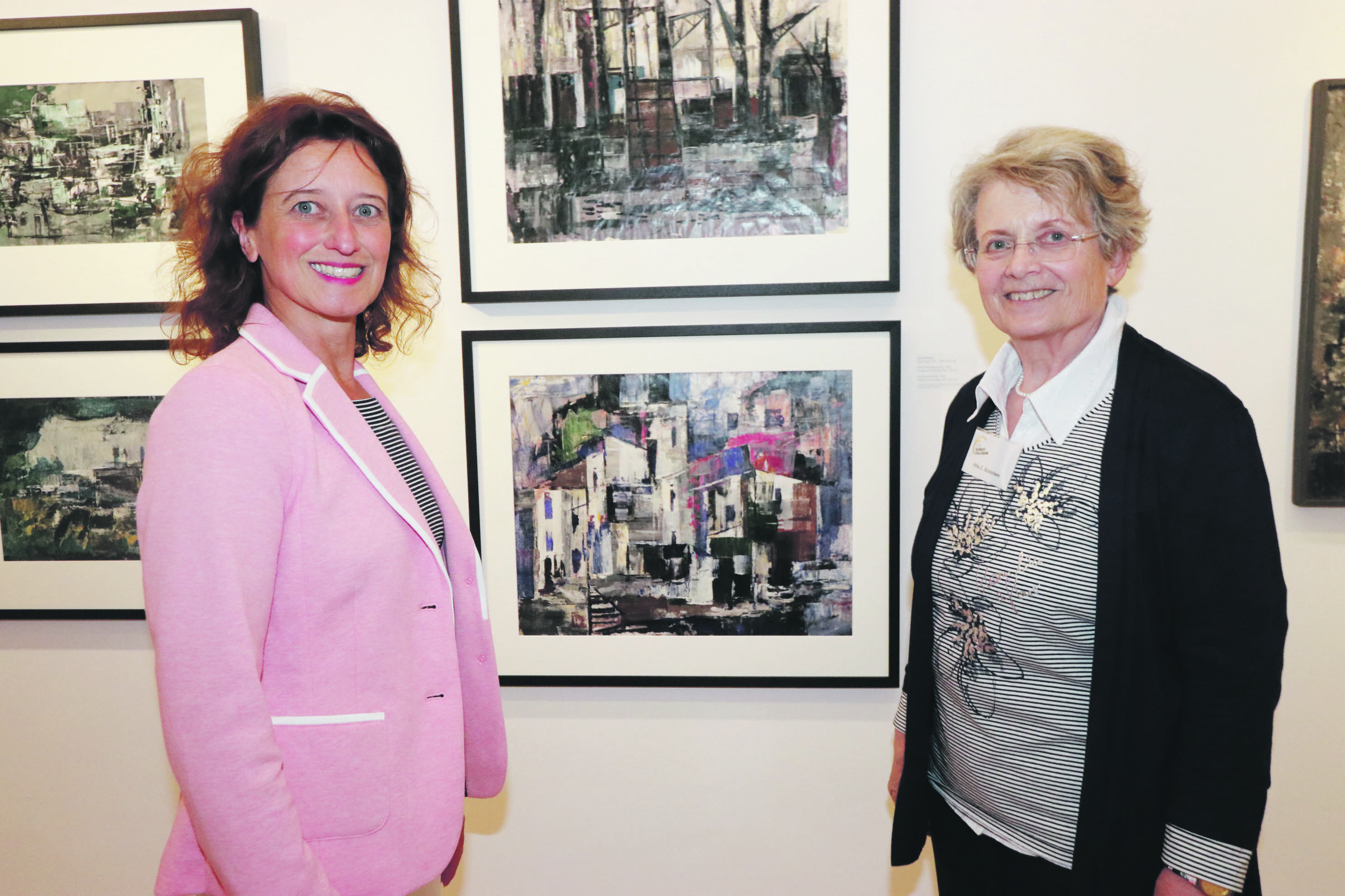 Anja Mitra (li.), Geschäftsführerin PICAART MED.IA, mit Claudia Schönlein, Witwe des Alt-OBs.