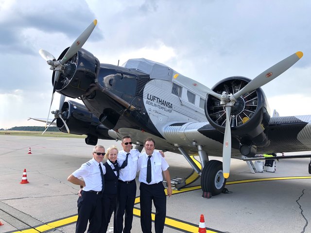 Die "Grande Dame" der Luftfahrt am Airport Nürnberg mit Crew um Kapitän Friedrich Diehl, Purserin Heike Brückl, Kapitän Uwe Hannes und Flugingenieur Miguel Bollinger (v.l.). | Foto: Christian Albrecht