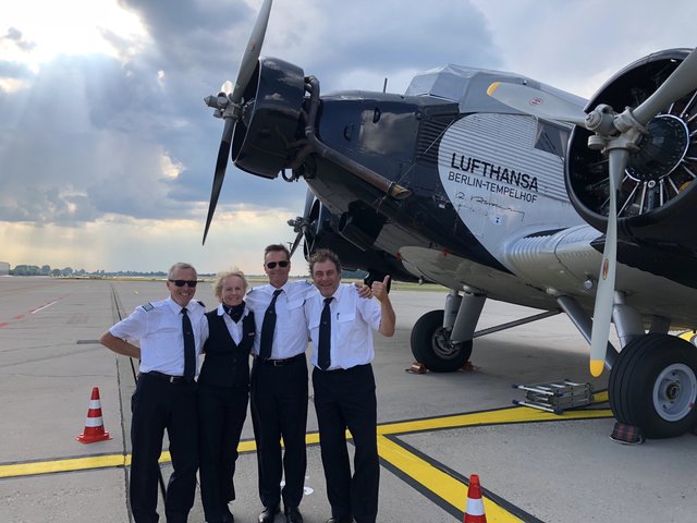 Die "Grande Dame" der Luftfahrt am Airport Nürnberg mit Crew um Kapitän Friedrich Diehl, Purserin Heike Brückl, Kapitän Uwe Hannes und Flugingenieur Miguel Bollinger (v.l.). | Foto: Christian Albrecht