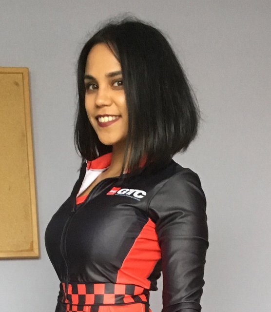 Alona (*1987, 1,56 Meter) fährt voll auf BMW-Fahrer Timo Glock ab. | Foto: © Privat