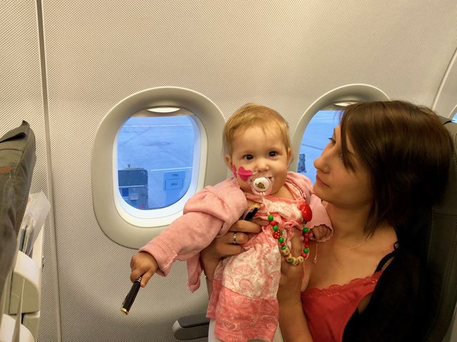 Die kleine Aria und ihre Mama fliegen heute in die USA.
