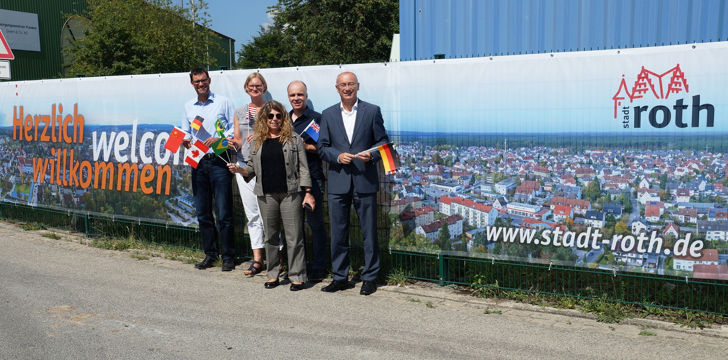 Die Personengruppe mit Ralph Edelhäußer, Anke Freiman, Lydia Kartmann, Jörg Ruckriegel sowie Stefan Krick (v.l.) wirkt klein im Vergleich zu dem Riesenbanner.