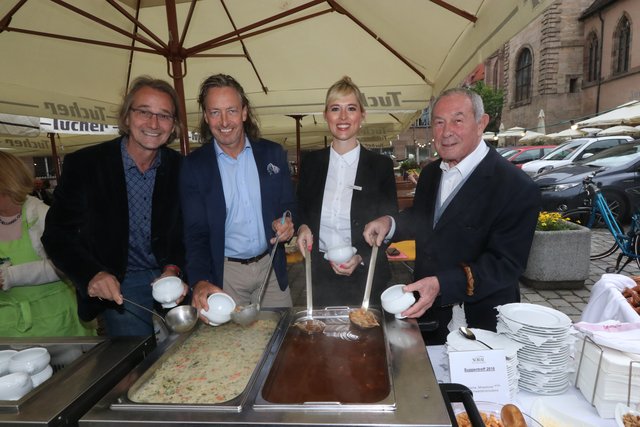 Die Wirte vom Rathausplatz kochen und servieren fränkische Suppen für den guten Zweck (v.l.): Dirk Seul, Zum Spießgesellen, Thomas Förster, Bratwurst Röslein, Jasmin Tannert, SORAT Hotel Jaxx  und Werner Behringer, Bratwursthäusle bei St. Sebald. | Foto: J.R. Braun