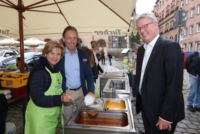 Bürgerstiftung-Vorsitzenden Inge Weise und Altstadtwirt Thomas Förster (2.v.l.) servieren Dr. Matthias Everding, Vorstandsvorsitzender Sparkasse Nürnberg, eine leckere Ingwer-Suppe. | Foto: J.R. Braun