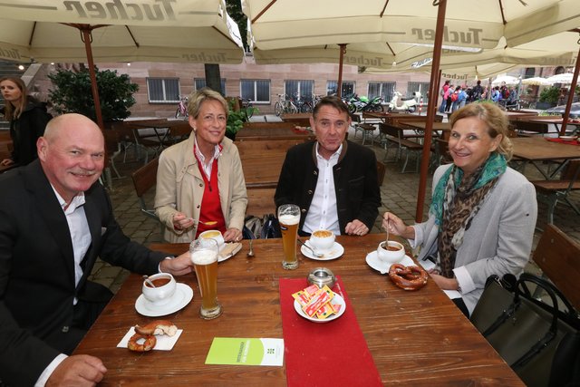 Kommen alle Jahre zum Suppentreff: Drs. Erwin Weijnen (2.v.r.), Paracelsus Praxisklinik für Biologische Medizin, mit Ehefrau Jenny (2,v,l.) und Rechtsanwältin Gabriele Grönert-Bauer mit Ehemann Ingo Bauer, Manager. | Foto: J.R. Braun