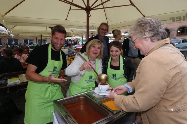 Die Charivari 98,6-Moderatoren Svenja Vacca (r.) und Markus Balken hatten, wie Gerswid Herrmann, viel Spaß beim Suppe schöpfen. | Foto: J.R. Braun