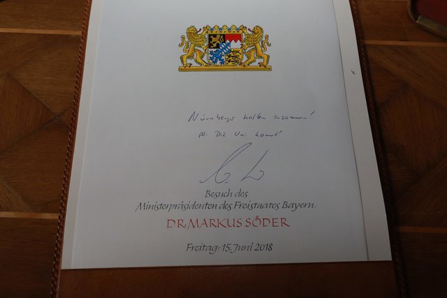 Söders Eintrag ins Goldene Buch mit einem Augenzwinkern: ,,Nürnberger halten zusammen! PS: Die Uni kommt!" | Foto: Udo Dreier