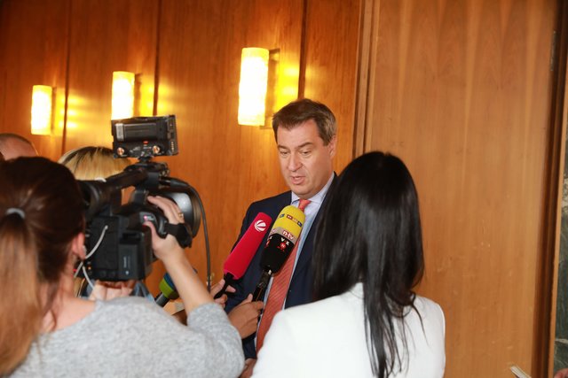 Bayerischer Ministerpräsident Dr. Markus trug sich ins Goldene Buch der Stadt Nürnberg ein. | Foto: Udo Dreier
