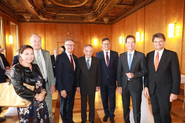 Bayerischer Ministerpräsident Dr. Markus trug sich ins Goldene Buch der Stadt Nürnberg ein. | Foto: Udo Dreier