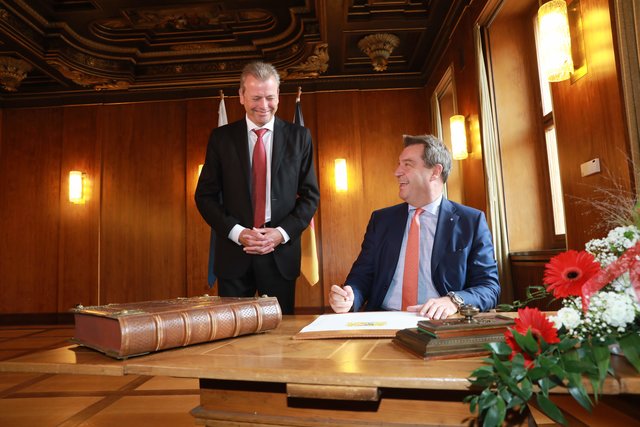 MP Markus Söder (r.) und OB Dr. Ulrich Maly beim Eintrag ins Goldene Buch. | Foto: Udo Dreier