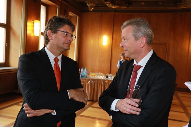 Bayerischer Ministerpräsident Dr. Markus trug sich ins Goldene Buch der Stadt Nürnberg ein. | Foto: Udo Dreier
