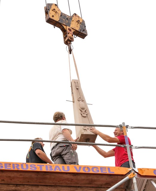 Gleich ist es soweit: Der Obelisk wird eingepasst. | Foto: Nicole Fuchsbauer