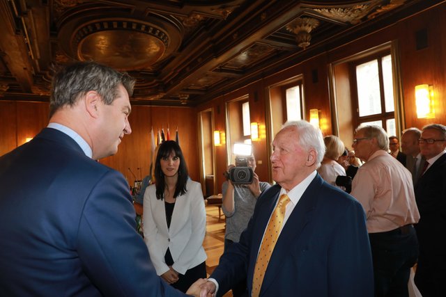 Bayerischer Ministerpräsident Dr. Markus trug sich ins Goldene Buch der Stadt Nürnberg ein. | Foto: Udo Dreier