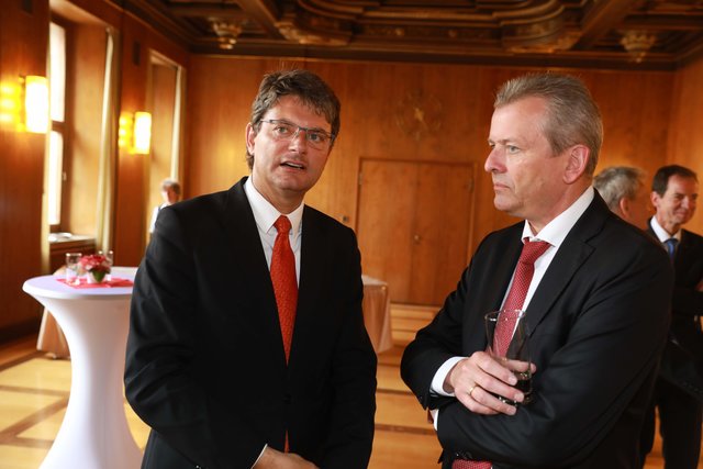 Bayerischer Ministerpräsident Dr. Markus trug sich ins Goldene Buch der Stadt Nürnberg ein. | Foto: Udo Dreier