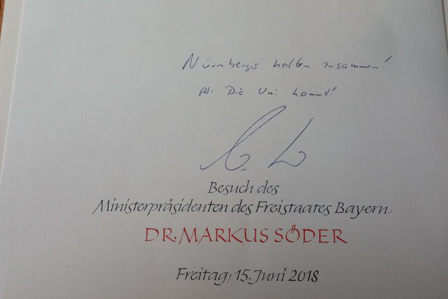 Söders Eintrag ins Goldene Buch mit einem Augenzwinkern: ,,Nürnberger halten zusammen! PS: Die Uni kommt!" | Foto: Udo Dreier