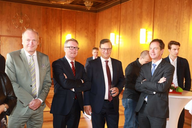 Bayerischer Ministerpräsident Dr. Markus trug sich ins Goldene Buch der Stadt Nürnberg ein. | Foto: Udo Dreier