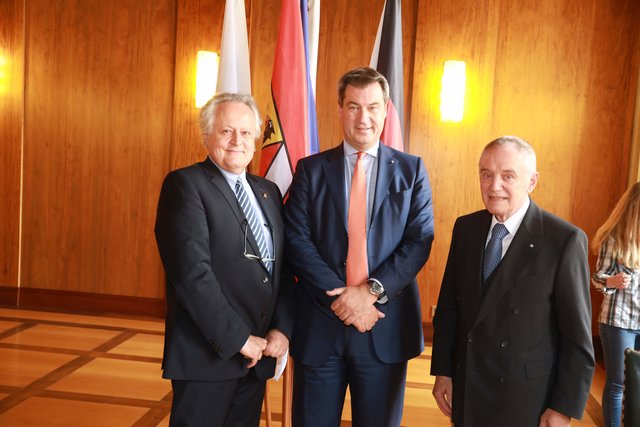 Bayerischer Ministerpräsident Dr. Markus trug sich ins Goldene Buch der Stadt Nürnberg ein. | Foto: Udo Dreier
