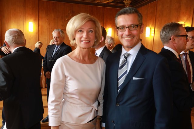 Bayerischer Ministerpräsident Dr. Markus trug sich ins Goldene Buch der Stadt Nürnberg ein. | Foto: Udo Dreier