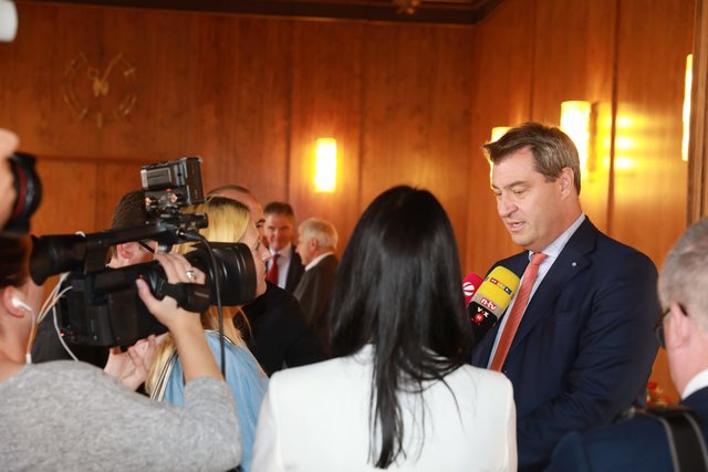 Bayerischer Ministerpräsident Dr. Markus trug sich ins Goldene Buch der Stadt Nürnberg ein. | Foto: Udo Dreier
