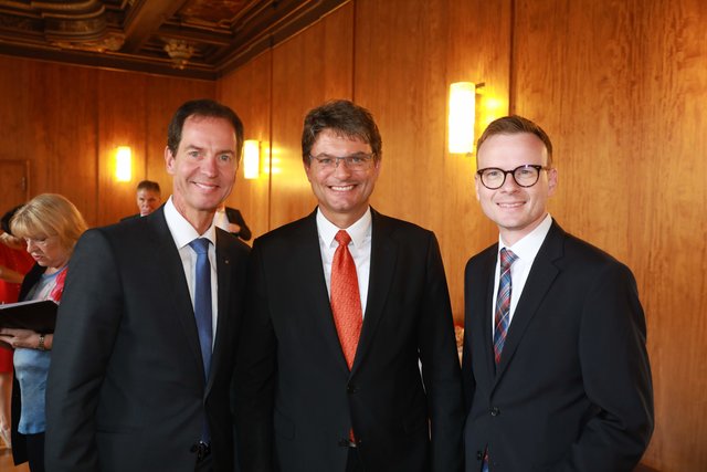Bayerischer Ministerpräsident Dr. Markus trug sich ins Goldene Buch der Stadt Nürnberg ein. | Foto: Udo Dreier