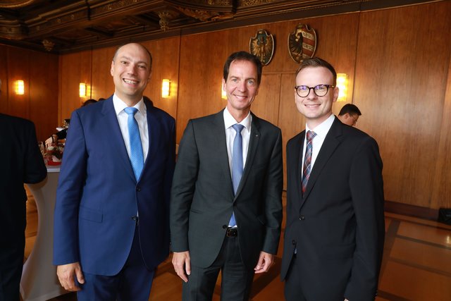 Bayerischer Ministerpräsident Dr. Markus trug sich ins Goldene Buch der Stadt Nürnberg ein. | Foto: Udo Dreier