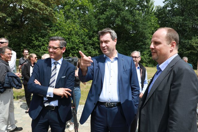Eröffnung der Grünanlage an der Norikusbucht mit Ministerpräsident Dr. Markus Söder (Mitte), Bürgermeister Christian Vogel und Wirtschaftsreferent Dr. Michael Fraas (l.). | Foto: Udo Dreier