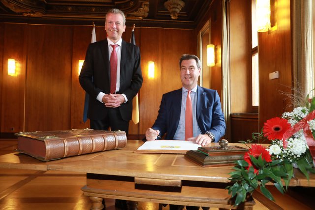 MP Markus Söder (r.) und OB Dr. Ulrich Maly beim Eintrag ins Goldene Buch. | Foto: Udo Dreier