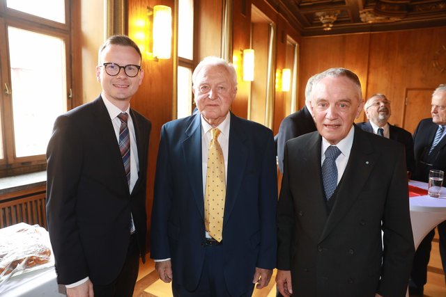 Bayerischer Ministerpräsident Dr. Markus trug sich ins Goldene Buch der Stadt Nürnberg ein. | Foto: Udo Dreier