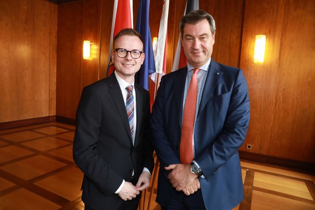 Vorsitzender der CSU-Bezirkstagsfraktion Peter Daniel Forster und MP Markus Söder (r.). | Foto: Udo Dreier