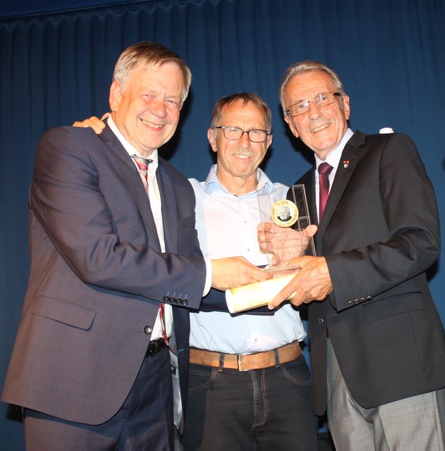 Freuen sich über die Auszeichnung (v.l.) Karl Freller, Jürgen Schwarz und Ulrich Ziermann. | Foto: © Victor Schlampp