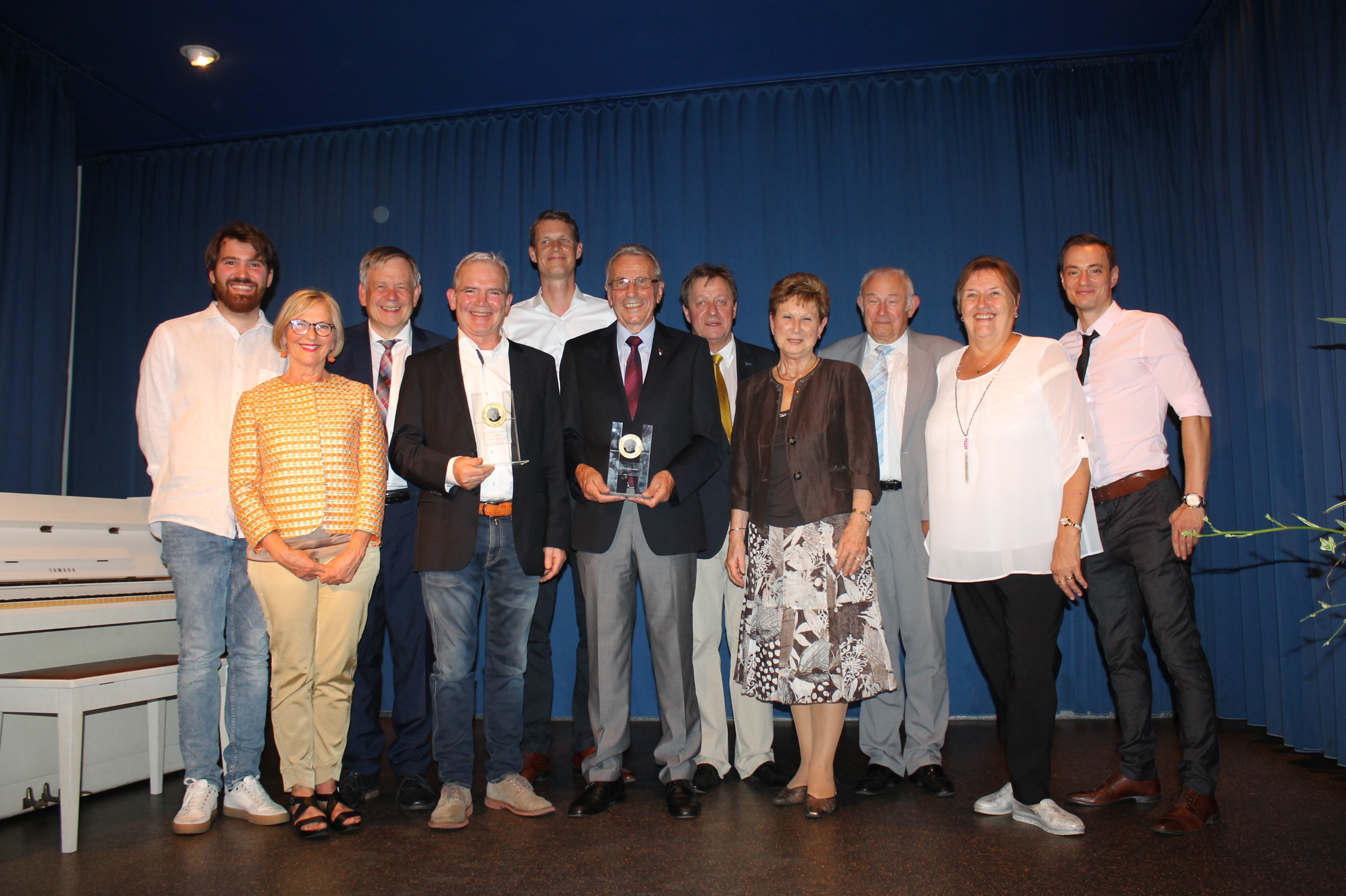 Gruppenbild mit den Geehrten, Laudatoren, Ideengebern und Dr. Günther Beckstein auf der Bühne: Die Hermann-Stamm-Medaille soll künftig alle zwei Jahre vergeben werden.