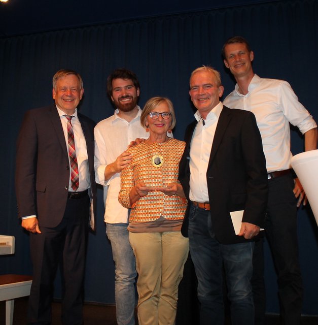 Die Familie De Rocco freut sich zusammen mit Karl Freller (l.) und Matthias Thürauf (r.) | Foto: © Victor Schlampp