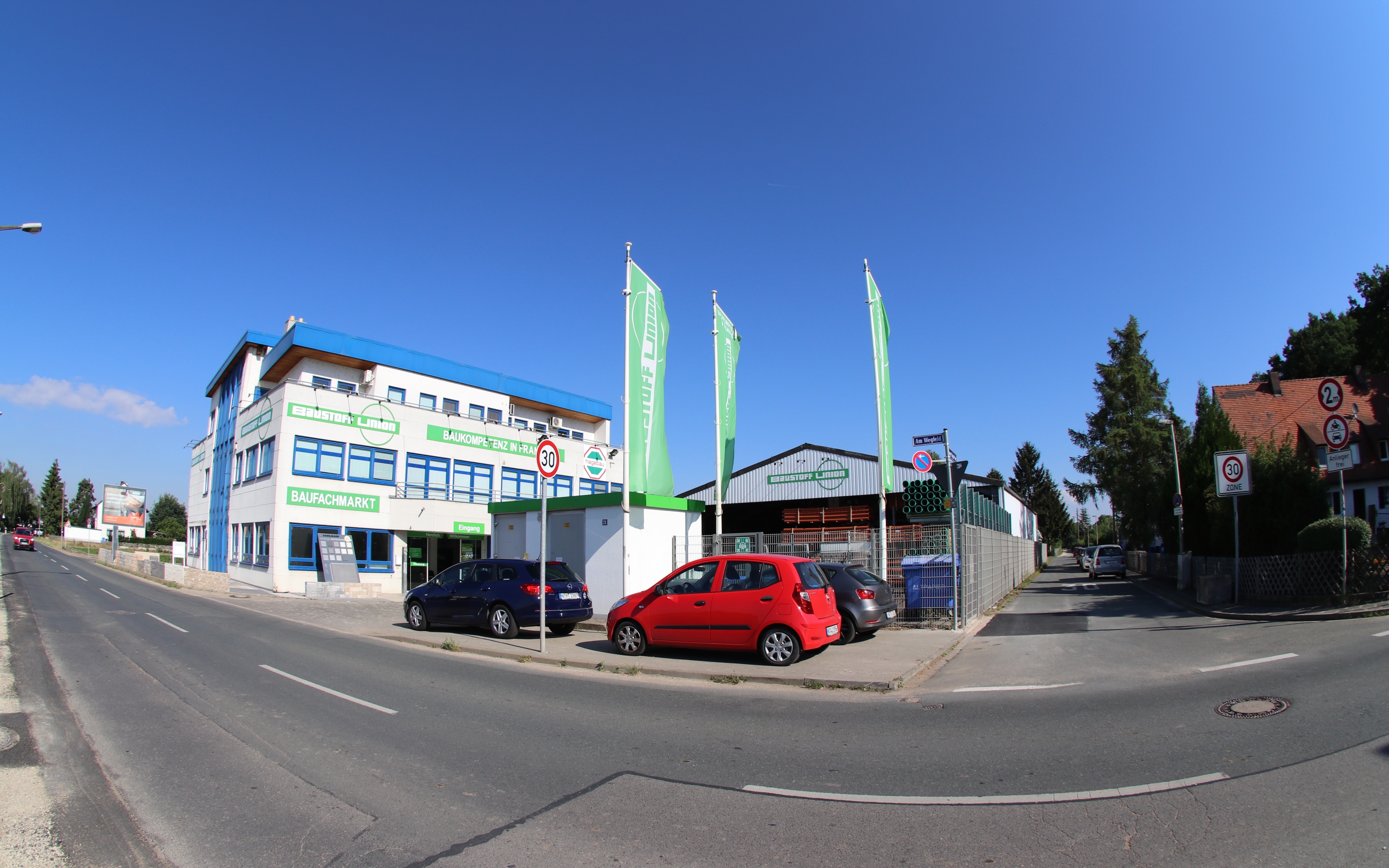 Tempo 30 auf der Durchgangsstraße Am Wegfeld mit starkem Auto- und LKW-Verkehr.