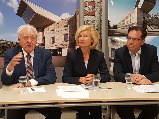 Berichten im Vorfeld über die Ausbaupläne: Bundesminister a.D. Dr. Oscar Schneider (l.), Baureferent Daniel F. Ulrich (r.) und Kulturreferentin Prof.  Dr. Julia Lehner. | Foto: Udo Dreier