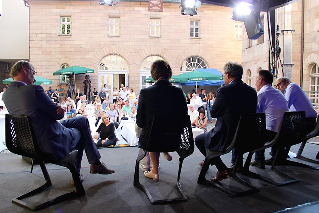 Ein Monat nach der offiziellen Eröffnung wurde das Ludwig-Erhard-Zentrum im Rahmen eines Bürgerfests für die Bevölkerung freigegeben. | Foto: tom