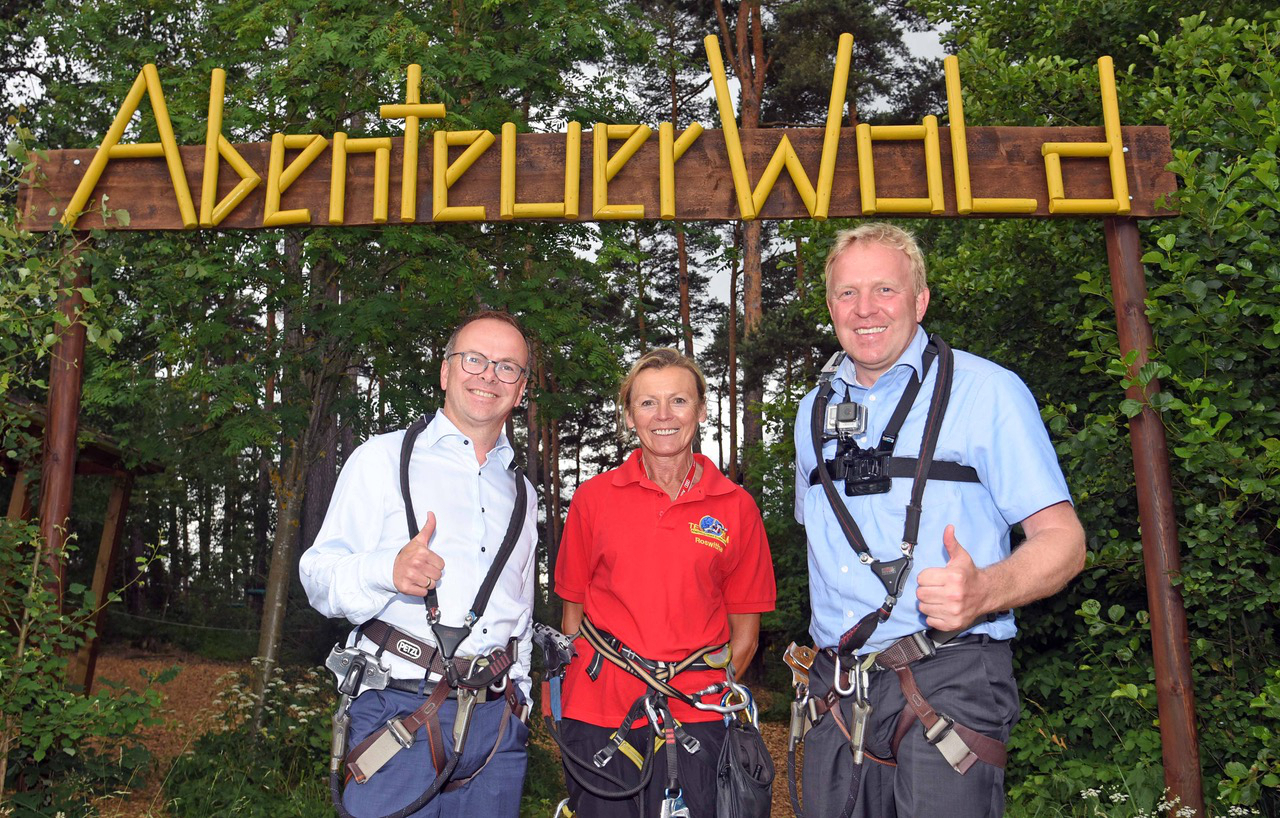Volker Bauer, MdL (r.) mit dem Geschäftsführer der CSU-Landtagsfraktion Dr. Josef Widmann und Rosi Knörzer, Outdoortrainerin bei Abenteuerwald Enderndorf, beim Tourismusleuchtturm im Vorzeigeprojekt „Abenteuerwald am Brombachsee“.