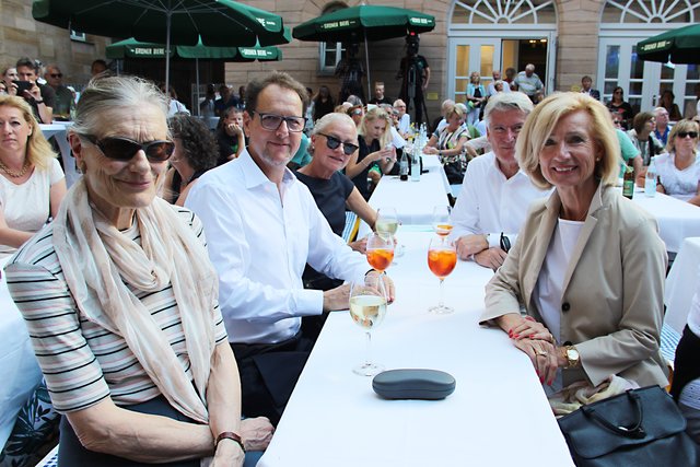 Interessierte Gäste des Eröffnungsnachmittags (v.l.): Dr. Ingeborg Berggreen-Merkel, Bernd Theiler mit seiner Gattin Gabriele Heimann, Peter Kurz und Prof. Dr. Julia Lehner. | Foto: tom