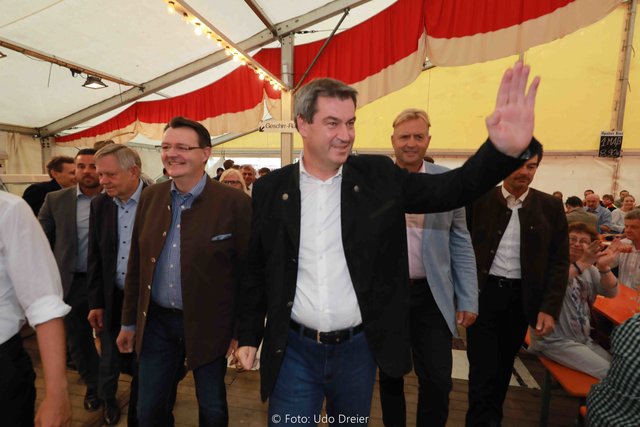 Einmarsch im Eibacher Festzelt mit MdL Karl Freller, MdB Michael Frieser, MP Markus Söder, CSU-Ortsverbandsvorsitzender Georg Sorger. | Foto: Udo Dreier