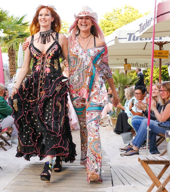 Modenschau am Nürnberger Stadtstrand. Kollektion von Nina Halbig (r.), Love and Peace, Miss Bikini, Taschen von Martina Knauf. | Foto: Nicole Fuchsbauer