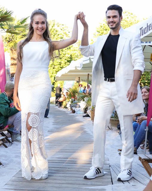 Modenschau am Nürnberger Stadtstrand. Modelle von Herzog Brautmode, Dominique Armbrüster. | Foto: Nicole Fuchsbauer