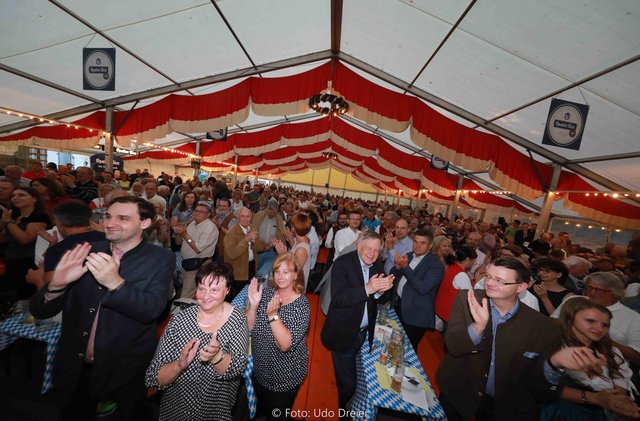 800 Besucher drängten sich im Eibacher Festzelt. | Foto: Udo Dreier
